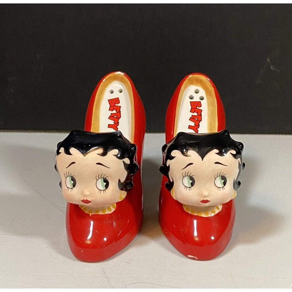 Vintage 1999 Betty Boop High Heel Shoes Vandor Salt and Pepper Shaker Set w/ Box